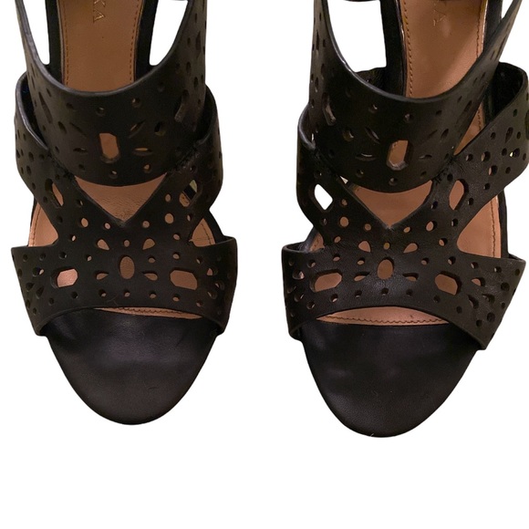 Badgley Mischka Black Laser Cut Strappy Heeled Sandals - 8.5 - Picture 6 of 14